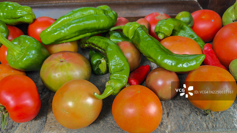乡村风格展示的新鲜番茄和青椒图片素材