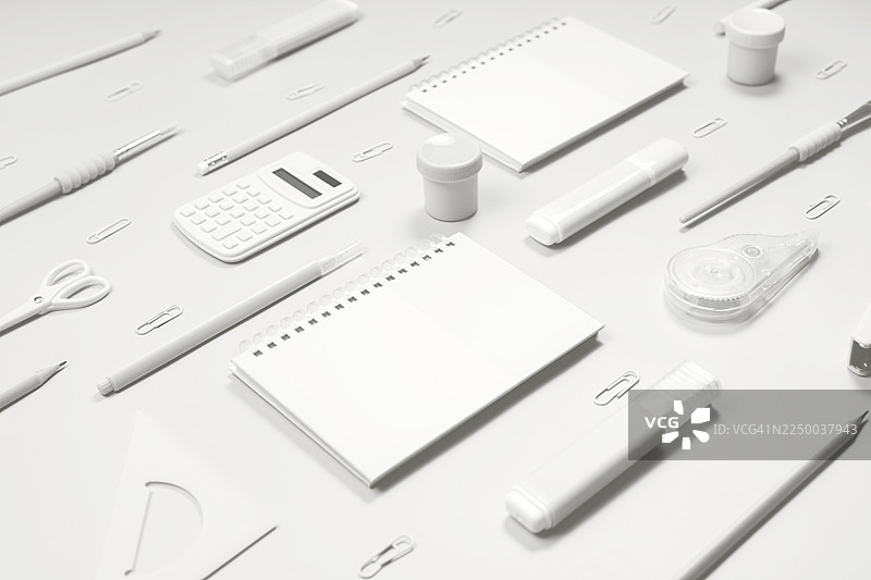 黑白风格的办公桌布置，配有计算器、笔记本、剪刀和文具。2026年的颜色图片素材