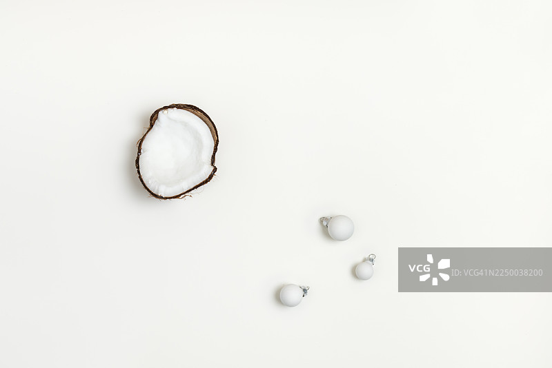 半个椰子配少量白色圣诞装饰图片素材