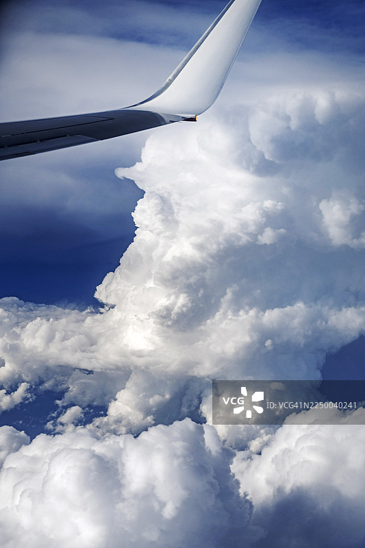 暴风云 飞机机翼 颠簸图片素材