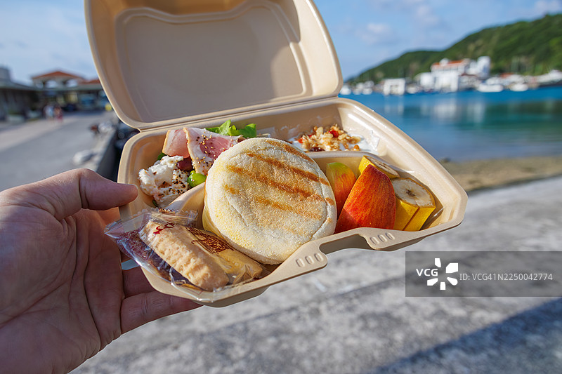 火腿芝士帕尼尼午餐盒。座间味港，冲绳。热带天堂般的离岛。座间味岛，庆良间群岛，岛尻郡-2025图片素材