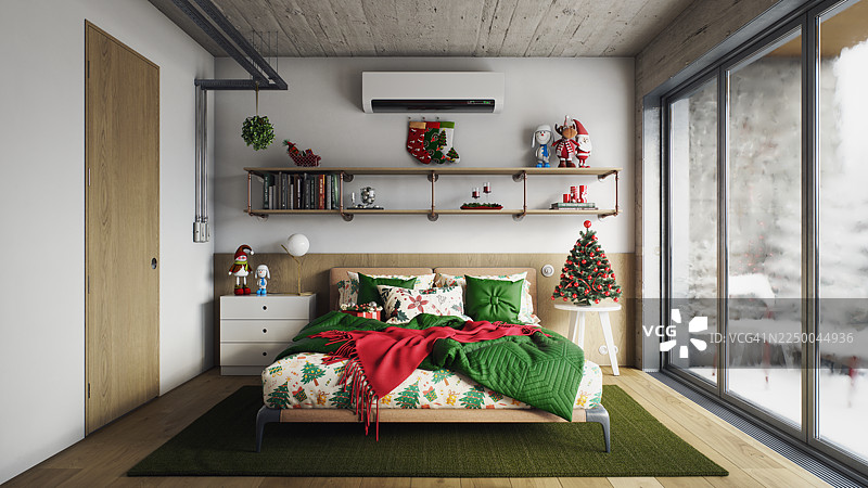 舒适的圣诞卧室，配有绿色和红色床上用品、圣诞树、书架和雪景窗外视图图片素材