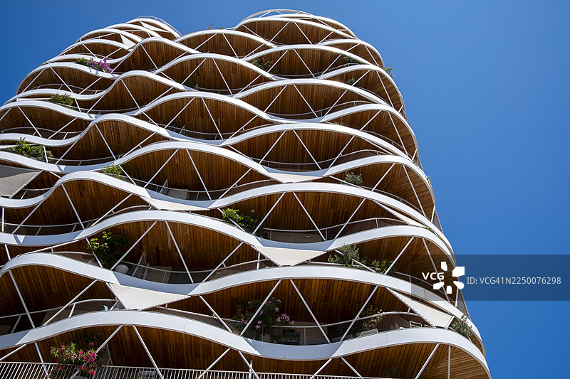 布雷纳克·冈萨雷斯建筑事务所（Brenac & Gonzalez & Associés）设计的罗什高塔（Higher Roch Tower）雕塑式阳台系统的低角度近景视图图片素材