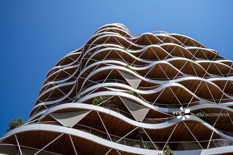 布雷纳克·冈萨雷斯建筑事务所（Brenac & Gonzalez & Associés）设计的Higher Roch Tower，低角度建筑研究，强调分层体块曲线图片素材