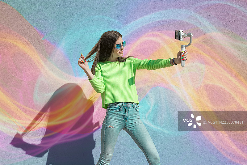 网红正在为她的社交网络录制内容图片素材