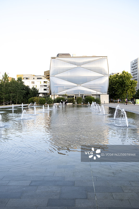 广角视角下的“Le Nuage”，其充气立面在水盆中映照出倒影图片素材
