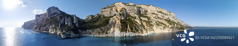 全景，风景如画的岩石海岸，有拉古利亚尖塔的悬崖，蓝色的海和卡拉戈洛里采海滩，鸟瞰图，奥罗塞伊湾，鲍内，撒丁岛，意大利图片素材