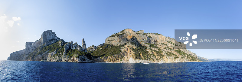 全景,风景如画的岩石海岸,晨光中的洞穴悬崖,拉古利亚岩峰,蓝色的海和卡拉戈洛里采海滩,奥罗塞伊湾,巴乌内,撒丁岛,意大利图片素材