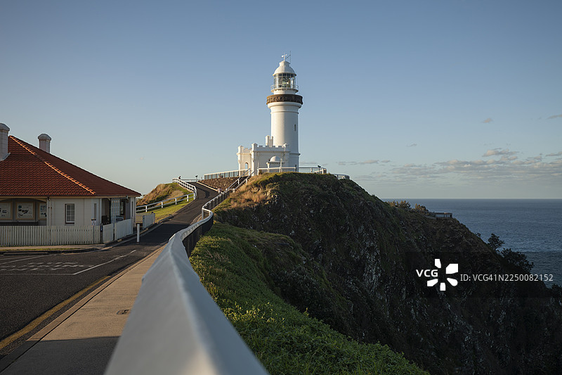 拜伦湾灯塔位于海角上，天空湛蓝，天气晴朗。从通往拜伦角灯塔的路上看到的景象，人很少。图片素材