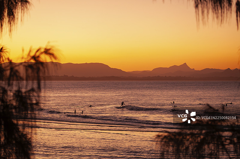 日落时分，在海滨长廊上看到的海洋和沃特戈斯海滩。背景是拜伦湾、新南威尔士州、澳大利亚海滩上红色的日落以及警告山（Wollumbin）。图片素材