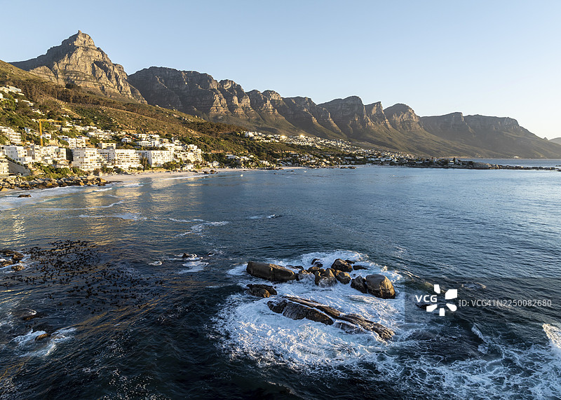 城市景观，鸟瞰，海洋与克利夫顿海滩，坎普斯湾，开普敦，南非图片素材