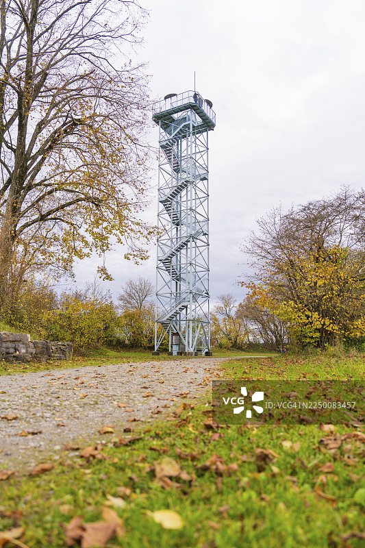 杜伦梅特施泰滕观景台，位于德国苏尔茨，秋季树木环绕的小路旁边的观景塔图片素材