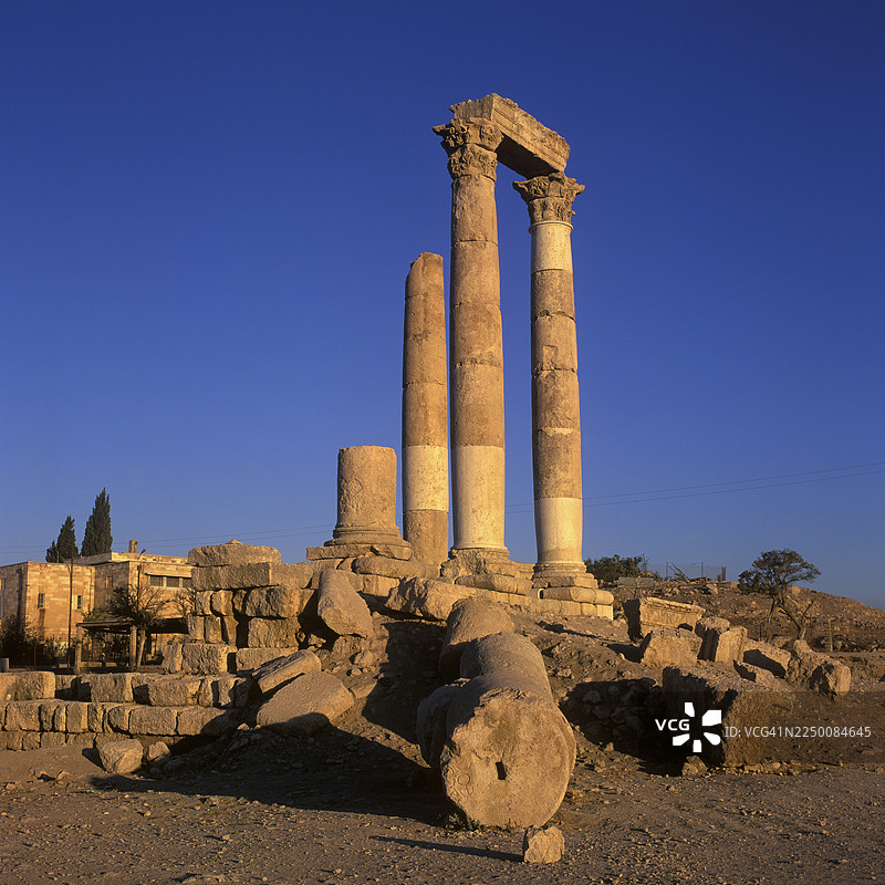 约旦安曼城堡山（Jabel el-Qala）上的赫拉克勒斯罗马神庙柱子遗迹，卡拉神庙图片素材