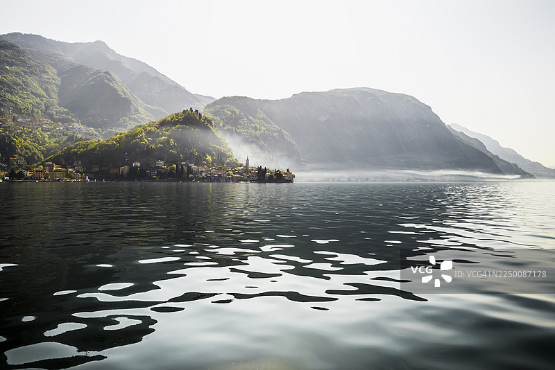 湖畔风景如画的村庄，晨雾弥漫，春意盎然，瓦伦纳，莱科省，科莫湖，伦巴第，意大利图片素材
