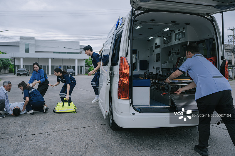 亚洲紧急医疗队赶往现场，响应病患并准备救护车图片素材