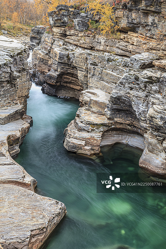 峡谷，河流，急流，秋季，秋色，阿比斯库峡谷，阿比斯库国家公园，拉普兰尼亚，拉普兰，瑞典图片素材