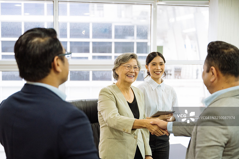 多元化的商界人士或决策者在成功会议并签署双边协议后握手图片素材