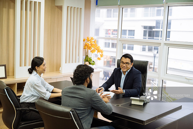 已婚夫妇与银行分析师或财务顾问讨论贷款和投资机会图片素材