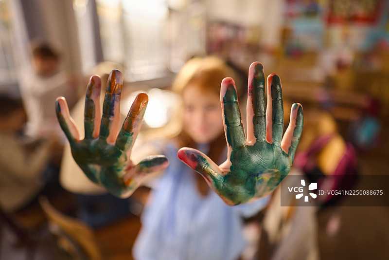 瞧我这双画满彩绘的手！图片素材