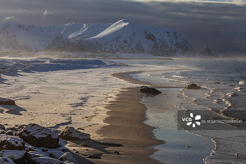海滩，大海，海浪，海岸，风，山脉，云，冬天，雪，布莱克，韦斯特罗伦，挪威图片素材