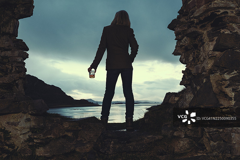 苏格兰卡伦湖的苏格兰威士忌图片素材