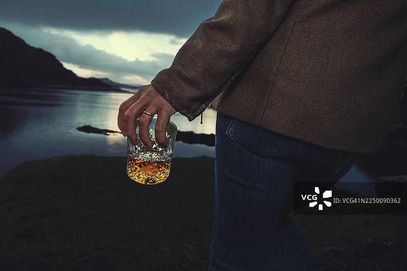 苏格兰卡伦湖的苏格兰威士忌图片素材