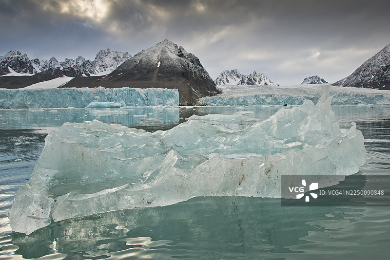 挪威斯瓦尔巴群岛和扬马延群岛斯匹次卑尔根岛Woodfjord地区Liefdefjord的Monacobreen冰川崩解边缘的残余冰山图片素材