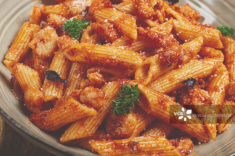 意大利通心粉，配番茄酱虾仁，特写，无人图片素材