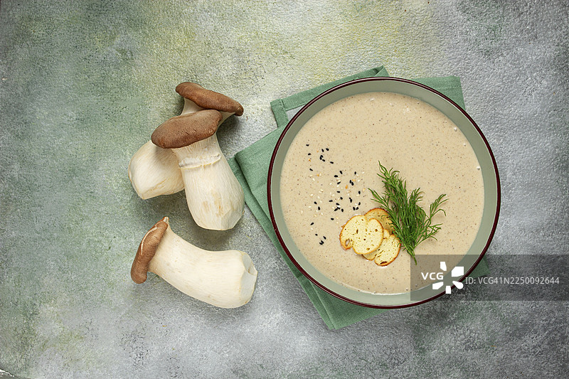 蘑菇奶油浓汤，配莳萝和烤面包片，杏鲍菇图片素材