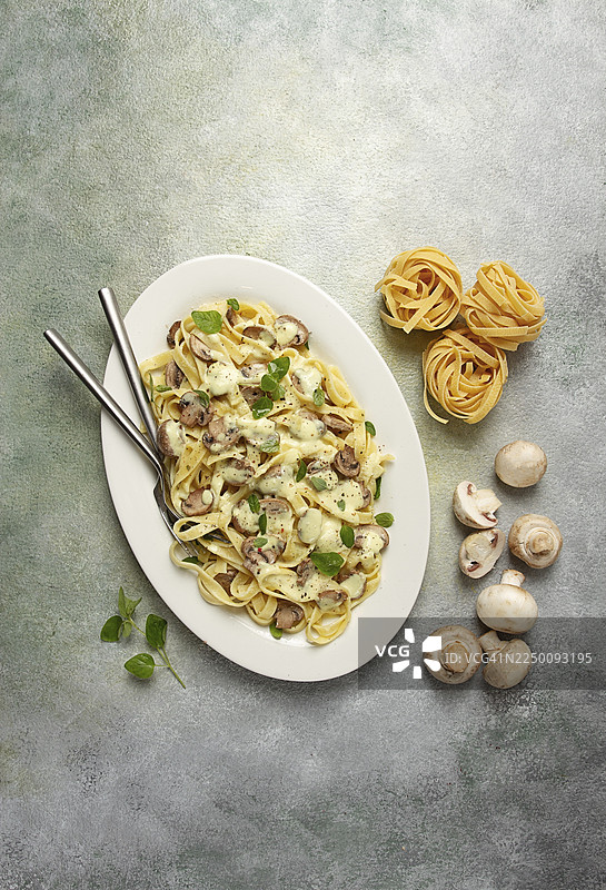 自制奶油香菇罗勒宽面，无人像图片素材