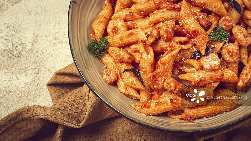 意大利通心粉，配番茄酱虾仁，特写，无人图片素材