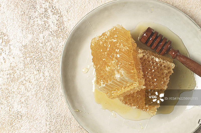 盘子上的蜂巢和木勺，无人图片素材