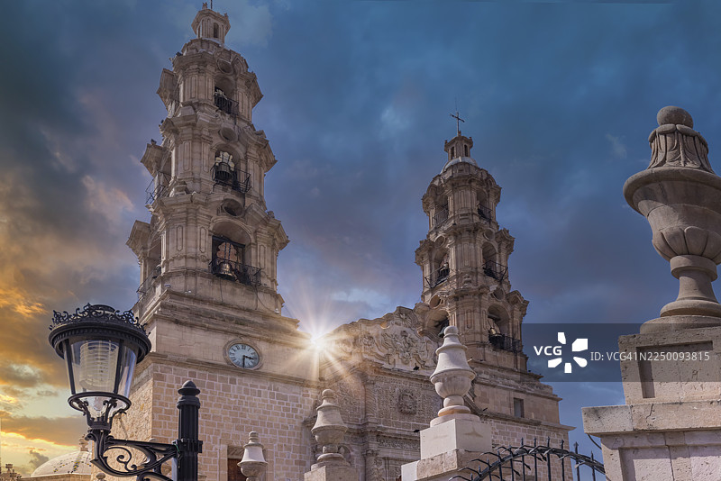 墨西哥，阿瓜斯卡连特斯，历史市中心的主教座堂，位于国家广场（Plaza de la Patria）图片素材