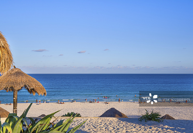 德尔菲内斯海滩（海豚海滩），昵称“观景点”，是里维埃拉玛雅最风景优美的公共海滩之一图片素材