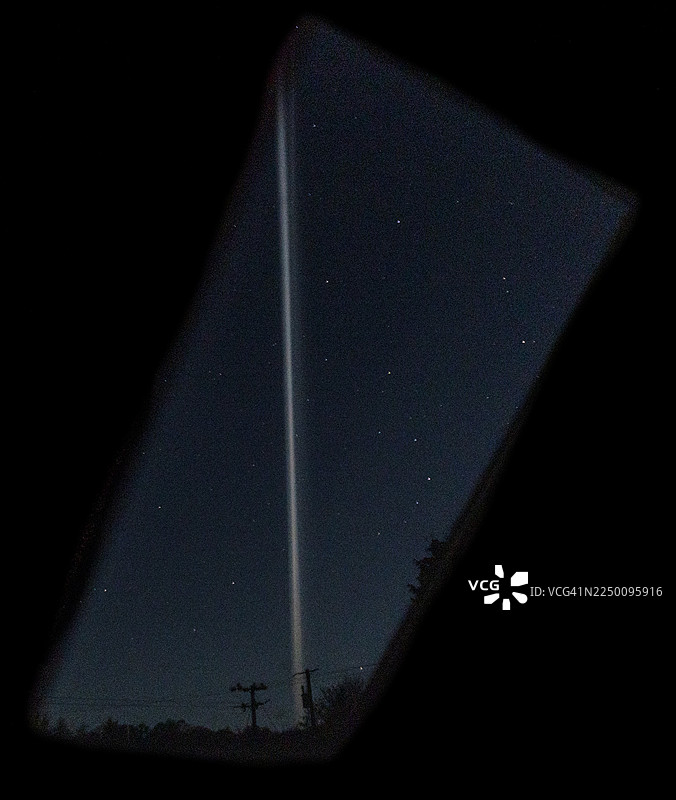 2025年12月3日凌晨5点30分，在英国和爱尔兰上空看到的神秘白色光带。图片素材