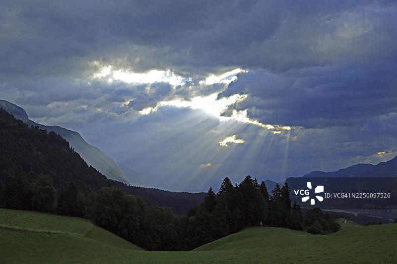 卡文德尔山区山景云彩，阳光，奥地利图片素材