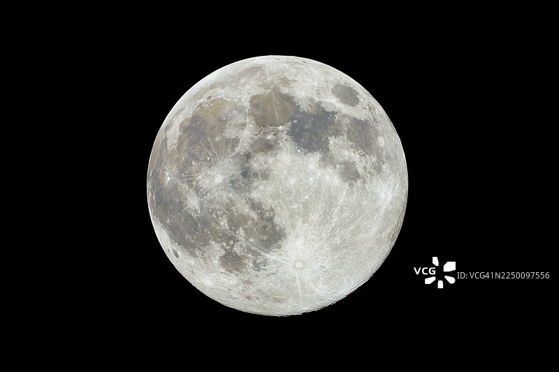 2025年12月4日的满月，色彩斑斓图片素材