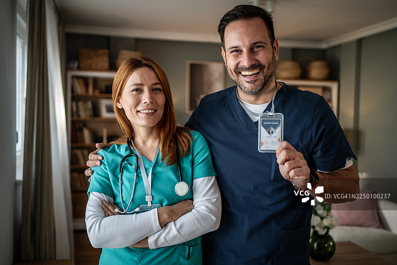 医疗团队微笑展示姓名牌图片素材