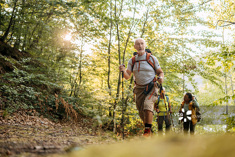 年长朋友们在大自然中享受徒步图片素材