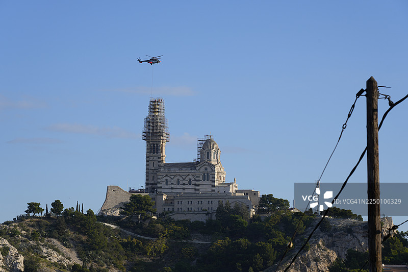 2025年10月17日，巴黎圣母院-德拉加德圣母教堂，直升机吊装圣母子雕像皇冠，法国罗讷河口省马赛市图片素材