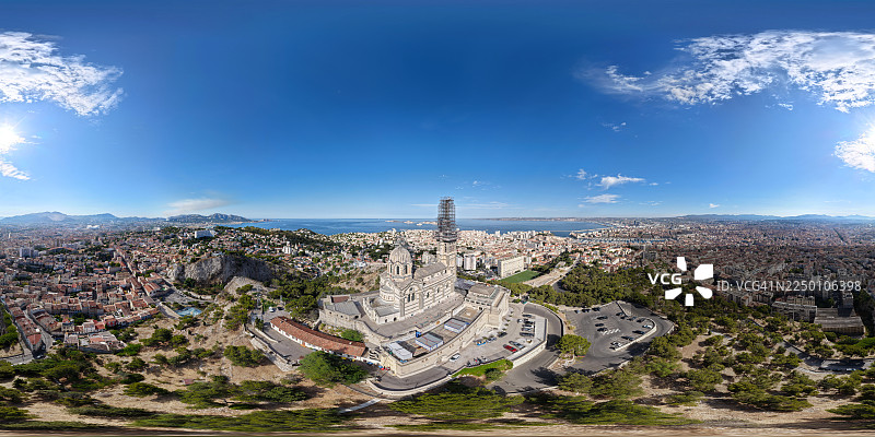2025年7月18日，法国马赛，Notre-Dame-de-la-Garde大教堂在翻新和重新镀金工程期间的脚手架360度全景照片，无人机摄影图片素材