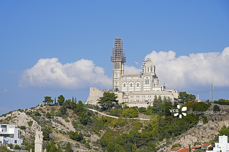 2025年10月16日，马赛，罗讷河口，法国，圣母加德大教堂在重新镀金和翻新工程期间，带有脚手架图片素材