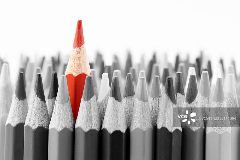 黑木铅笔中的红铅笔。图片素材