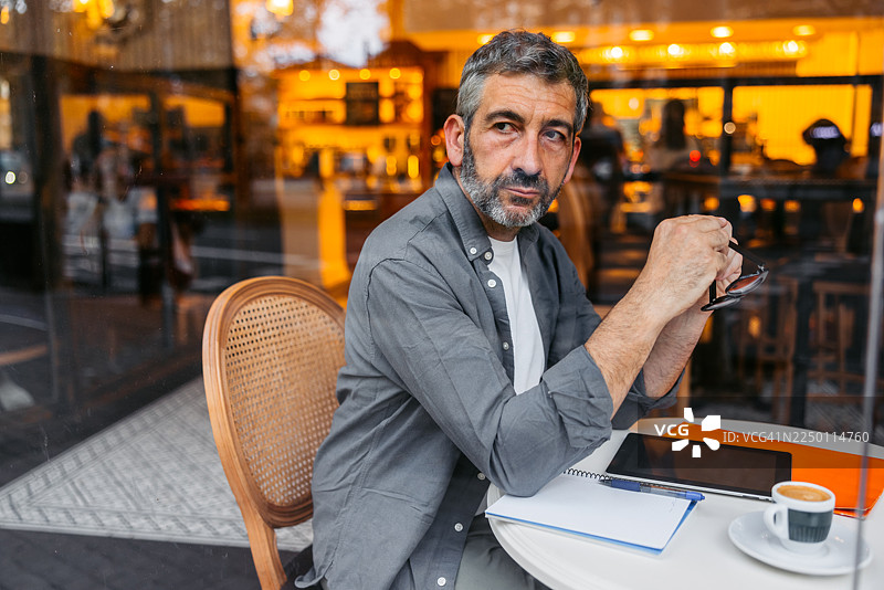 一位成熟的男士在西班牙巴塞罗那的咖啡馆喝咖啡图片素材