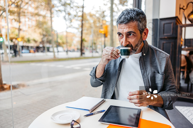 西班牙巴塞罗那咖啡馆里喝咖啡的成熟男性图片素材