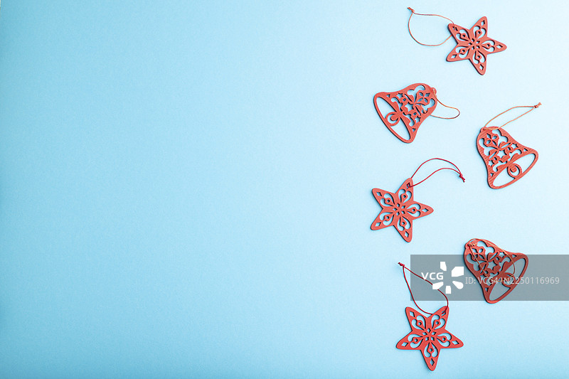 圣诞节或新年构图。蓝色柔和背景上的装饰品。俯视，留白，平面布置图片素材