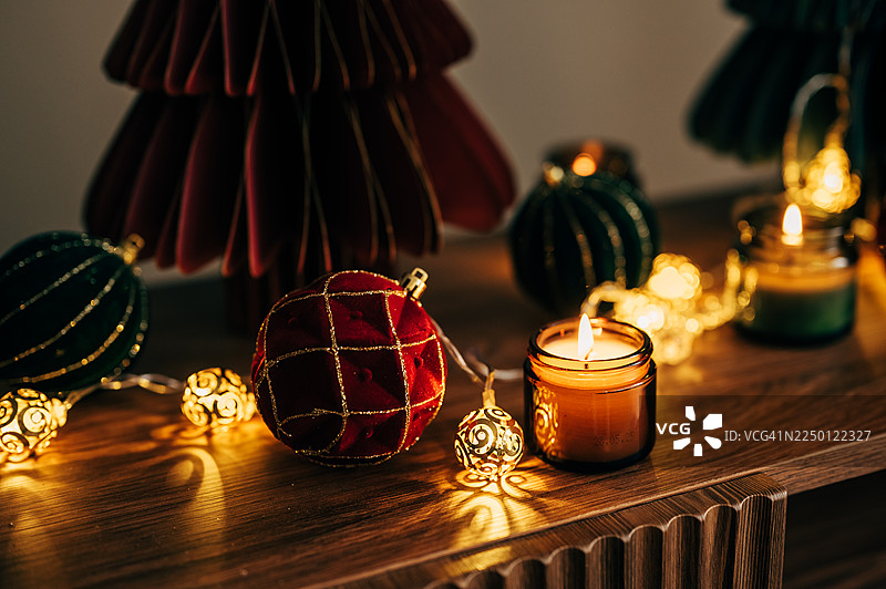 背景有圣诞树的圣诞蜡烛图片素材