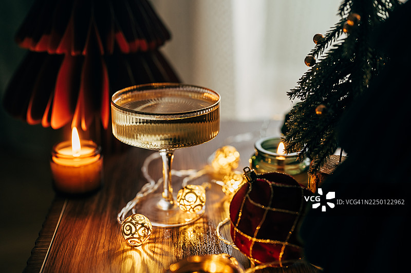 圣诞节和庆祝活动，伴有香槟。新年节日装饰的餐桌图片素材