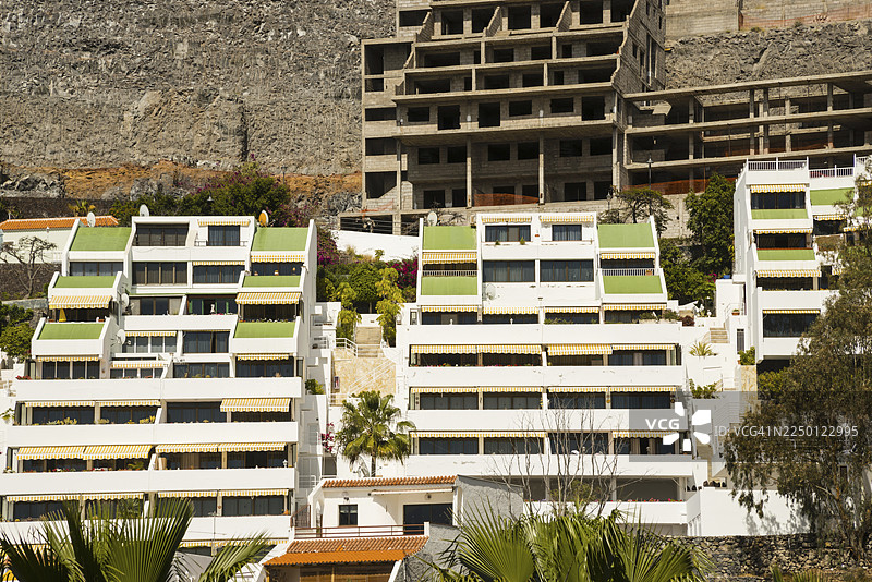 梯田式房屋层叠，西班牙特内里费岛，富埃尔托德圣地亚哥的住宅区，度假屋图片素材
