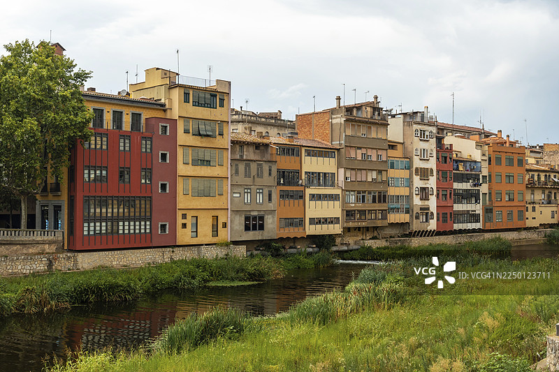 西班牙加泰罗尼亚地中海布拉瓦海岸，赫罗纳中世纪古城，奥尼亚尔河畔色彩斑斓的传统房屋。图片素材
